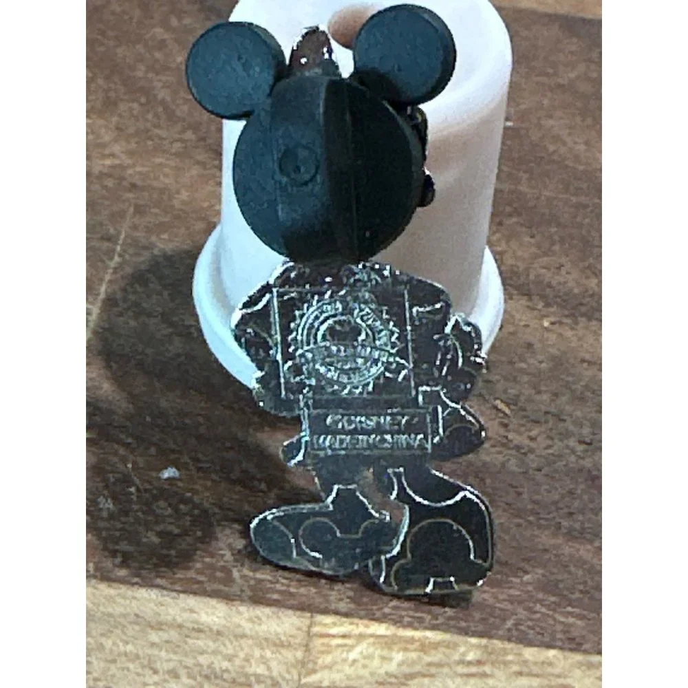 Disney Daisy Duck Pin Mickey Trading Pin Authentic Sunglasses Cool Character